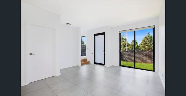 Modern & Bright 3-Bedroom Townhouse in Glenfield - Photo 1
