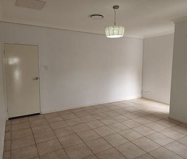 Large Centrally Located Apartment - Photo 3