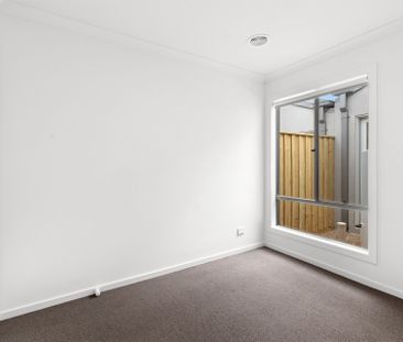 Spacious & Stylish Living in Rockbank - Photo 2