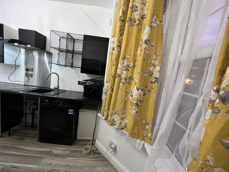 Studio Flat, Banff Road, M14 - Photo 3