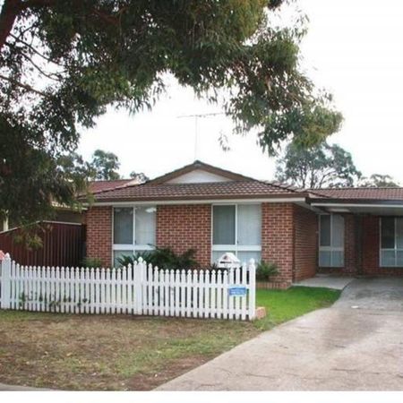 Spacious & Comfortable 4 Bedroom Family Home with carport - Photo 4