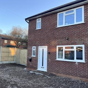 3 bedroom semi-detached house to rent - Photo 2
