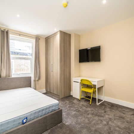 Fulham Palace Road, SW6, London - Photo 3