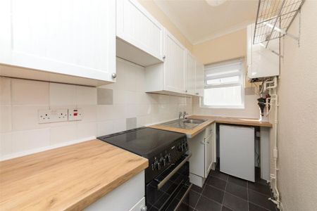 3 bedroom flat to rent - Photo 2