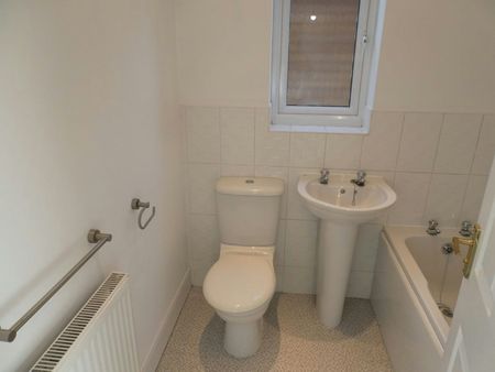 Semi-detached house to rent on - Photo 3