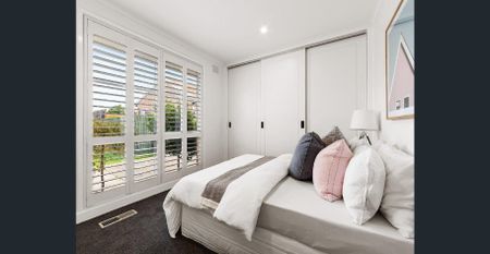 CHIC, STYLISH AND IN A PERFECT LOCATION! - Photo 2