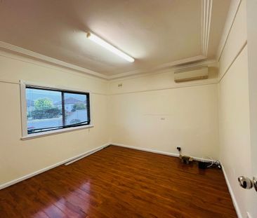 4-Bedroom Family Home in Prime Canley Heights Location! - Photo 2