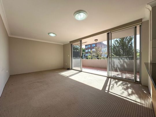 Modern and Spacious 1 Bedroom Apartment! - Photo 1