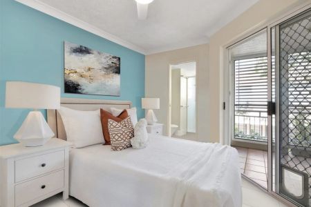 Prime Location Refurbished 2-Bedroom Unit with Ensuite Bathrooms - Photo 2