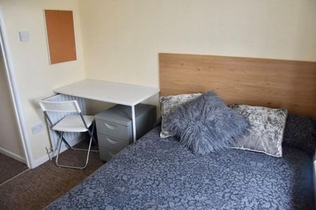 Bournemouth Raleigh Road Wallisdown, BH12, Dorset - Photo 2