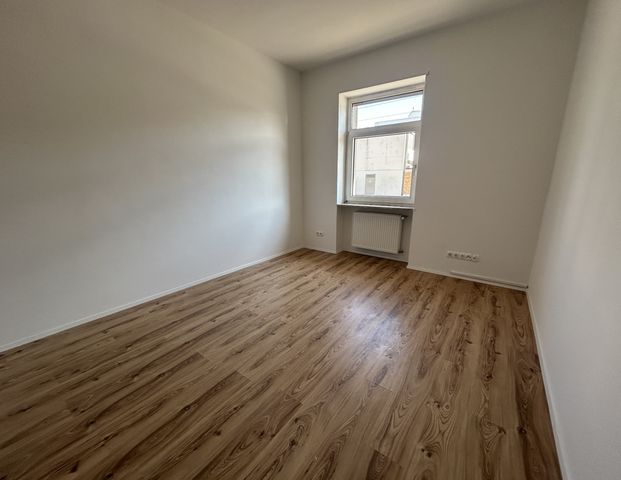 Helle und großzügige Wohnung mit Balkon - Foto 1