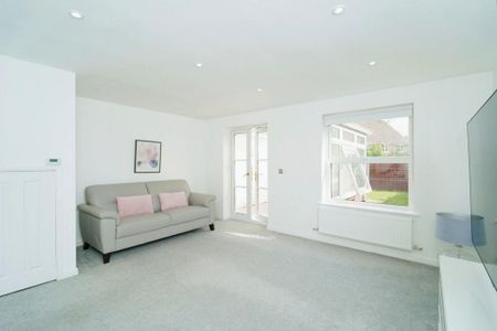 3 bedroom semi-detached house to rent - Photo 5