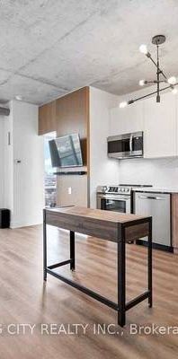 QUEEN WEST 2 BEDS 1 BATH HARD LOFT PARKING INCLD - Photo 1