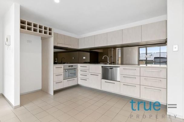 STYLISH AND WELL PRESENTED APARTMENT - Photo 1