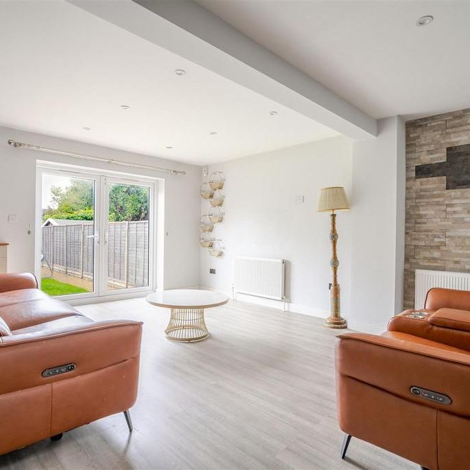 4 bedroom detached bungalow to rent - Photo 1