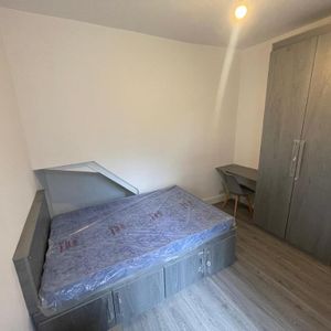 4 bedroom end of terrace house to rent - Photo 2