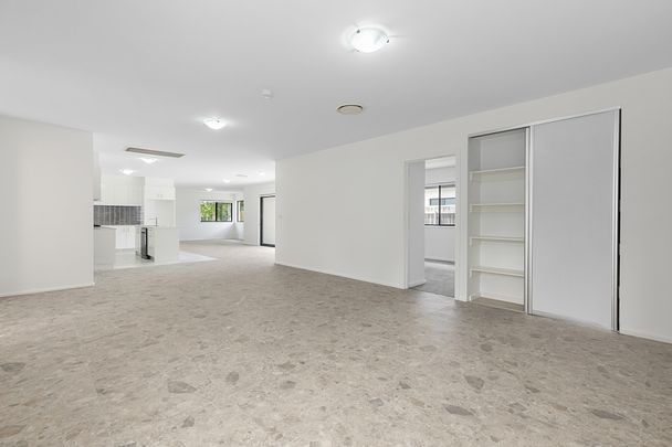 Near new. Family friendly. Easy care. - Photo 1