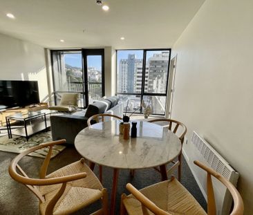 Stylish One Bedroom, One Bathroom Apartment with Balcony - Photo 5