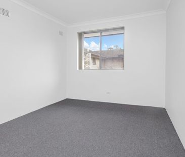 Three bedroom recently updated apartment - Photo 3