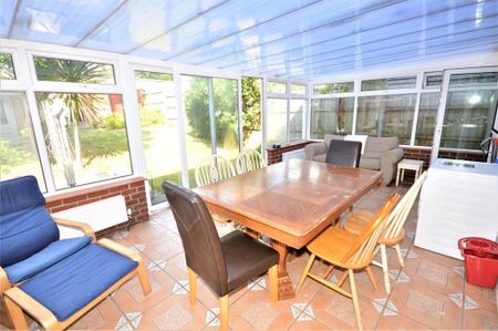 6 bedroom detached house to rent - Photo 5