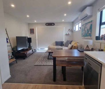 Modern 2-bedroom townhouse in great location - Photo 2