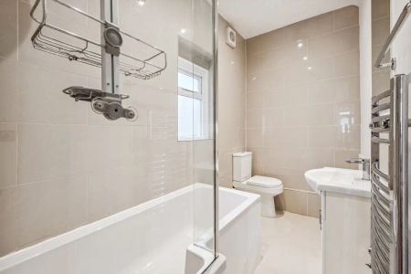 3 bedroom flat in Wandsworth Common - Photo 5