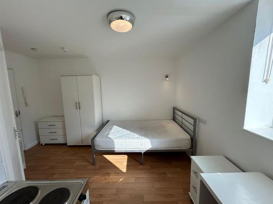 Studio to rent - Photo 1