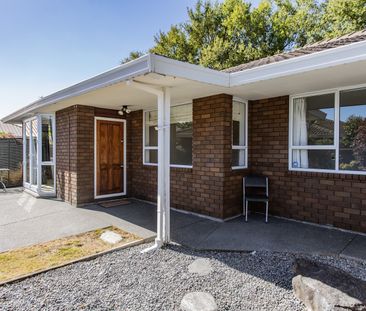 Redecorated two bedroom with garage in Redwood - Photo 4