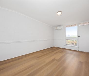 Fully renovated unit with private courtyard! - Photo 4