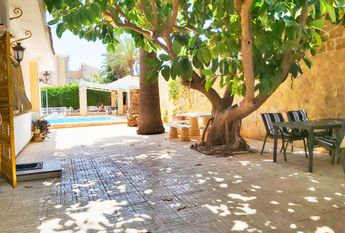 LONG TERM RENTAL. Spacious villa with 6 bedrooms for rent.