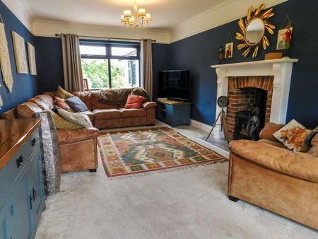 4 bedroom detached house to rent - Photo 2