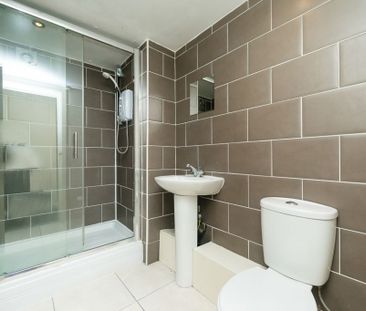 Manor Drive, Leeds - Photo 2