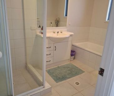 Furnished room near Parkwood tram stop - Photo 6