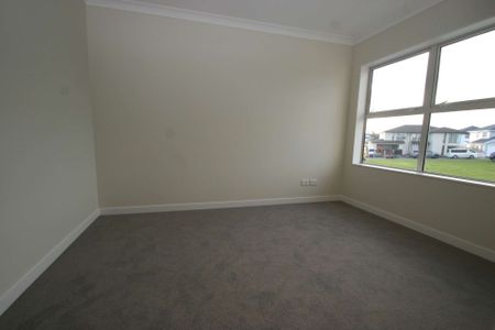 Near new 5 Bed Millwater - Photo 2