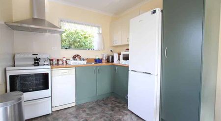 Cute and Private Two Bedroom House - Photo 3