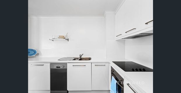 Beautifully maintained apartment with stunning water and mountain views - Photo 1