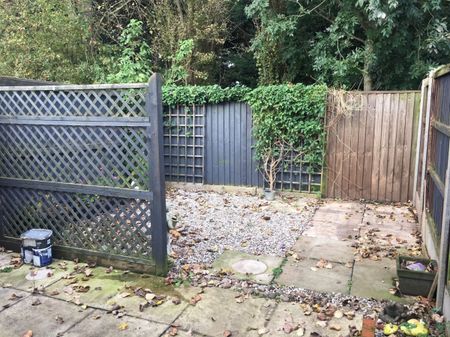 Brockton Avenue, Farndon, Newark, Notts, NG24 - Photo 2