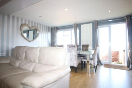3 bedroom end of terrace house to rent - Photo 2