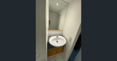 Charming Top-Floor Warehouse Apartment on the River - White Goods Included! - Photo 5