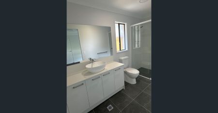 Modern Family Home with Ducted Air-conditioning - Photo 2