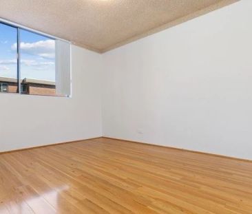 Neat | Bright | Charming | Two Bedder in the heart of Meadowbank - Photo 3