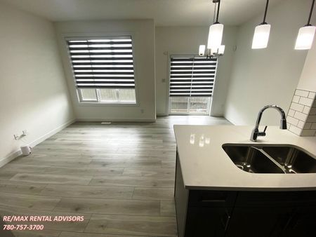 BRAND NEW 3 BED, 2.5 BATH, 2 STOREY TOWNHOUSE W/A DOUBLE ATTACHED GARAGE IN THE COMMUNITY OF THE ORCHARDS OF ELLERSLIE - Photo 2