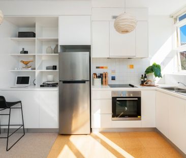 Furnished Sun-Bathed Studio With Uninterrupted Harbour & Bridge Views - Photo 5