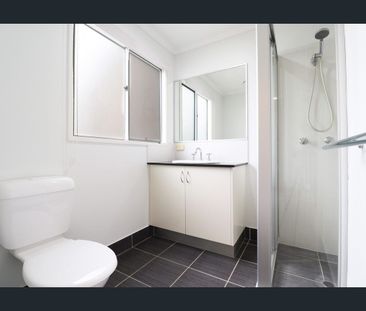 Low Set 4 Bedroom Home - So Close to the Beach! ☀️ - Photo 2