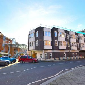 London Road, Redhill, Surrey, RH1 - Photo 3