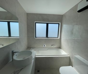 Two Level Townhouse&excl; - Photo 1