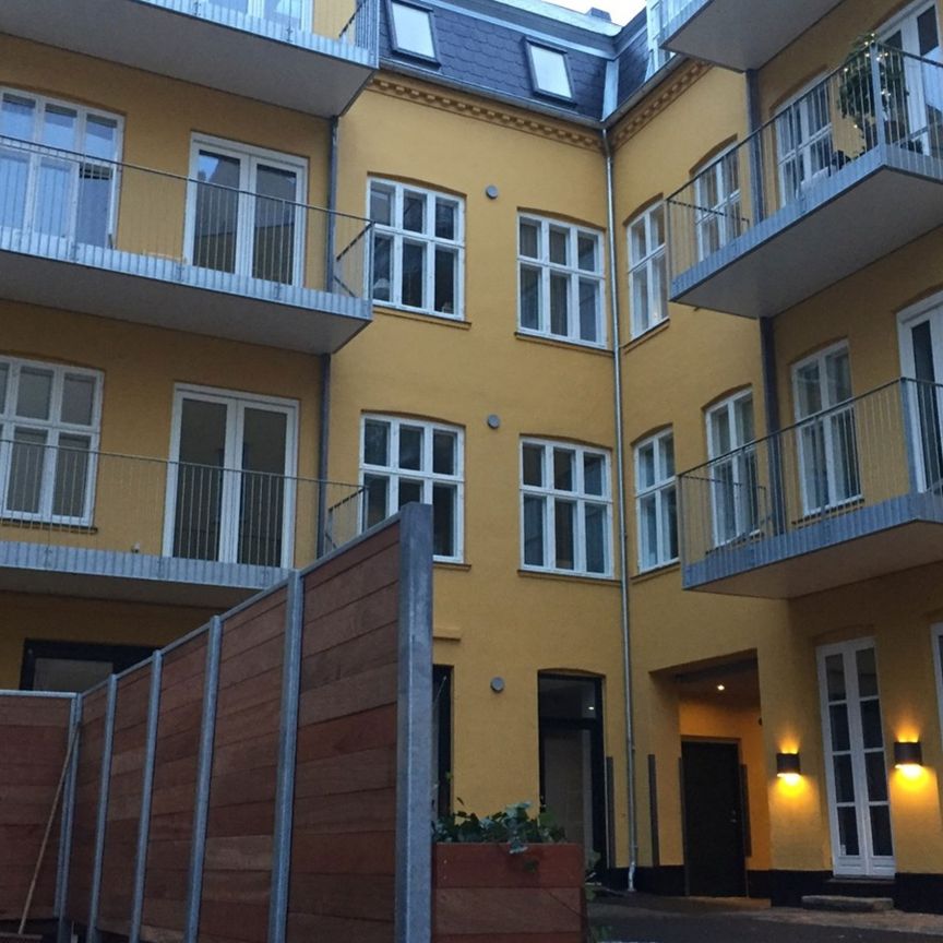 Skøn lejebolig i baggården midt i Indre by med lille terrasse - Foto 1