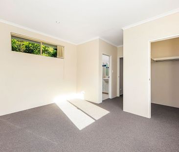 Modern & Spacious Four Bedroom Townhouse - Photo 2