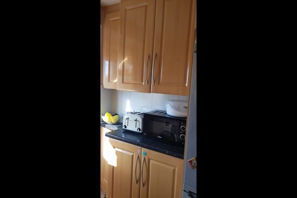 2 Bed Maisonette, Eastern Avenue, IG2 - Photo 1