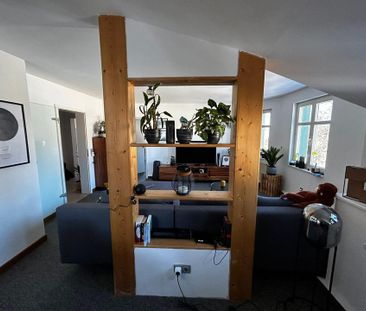 Sonnige Dachgeschosswohnung im villenartigen Wohnhaus - Photo 2